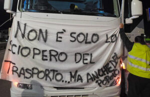 La protesta dei tir paralizza il Sud Italia: blocchi nei porti e presidi autostradali, scatta l’allarme supermercati in Campania